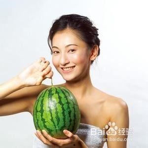 美女吃海南麒麟瓜,美女品尝热带鲜甜，尽享夏日风情