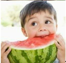 小孩吃瓜可爱头像,捕捉孩子吃瓜的可爱瞬间