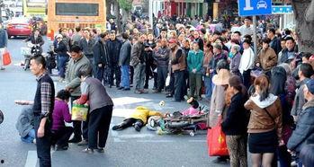 男女吃瓜现场,一场舌尖上的甜蜜较量